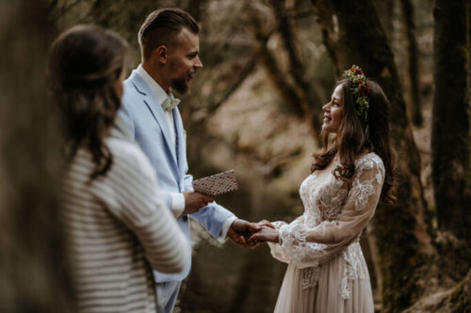 Brautpaar Hochzeit im Wald 