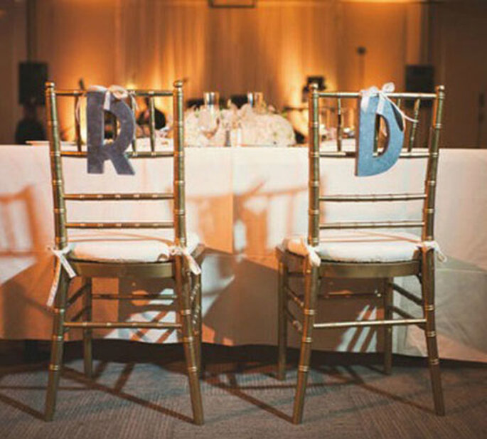 Décoration des chaises des mariés avec leurs initiales. Photo: Style me pretty