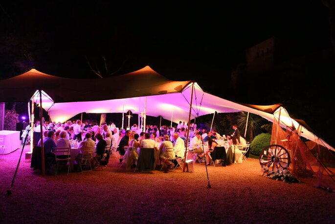 une tente de location où se déroule un dîner de mariage ! 