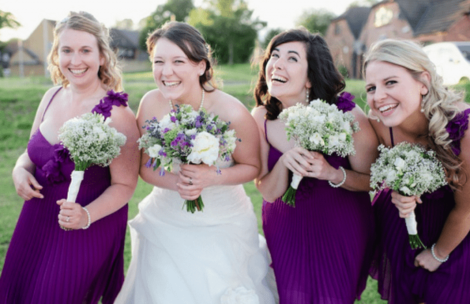 Las damas de boda en vestidos color morado - Foto Nadia Meli