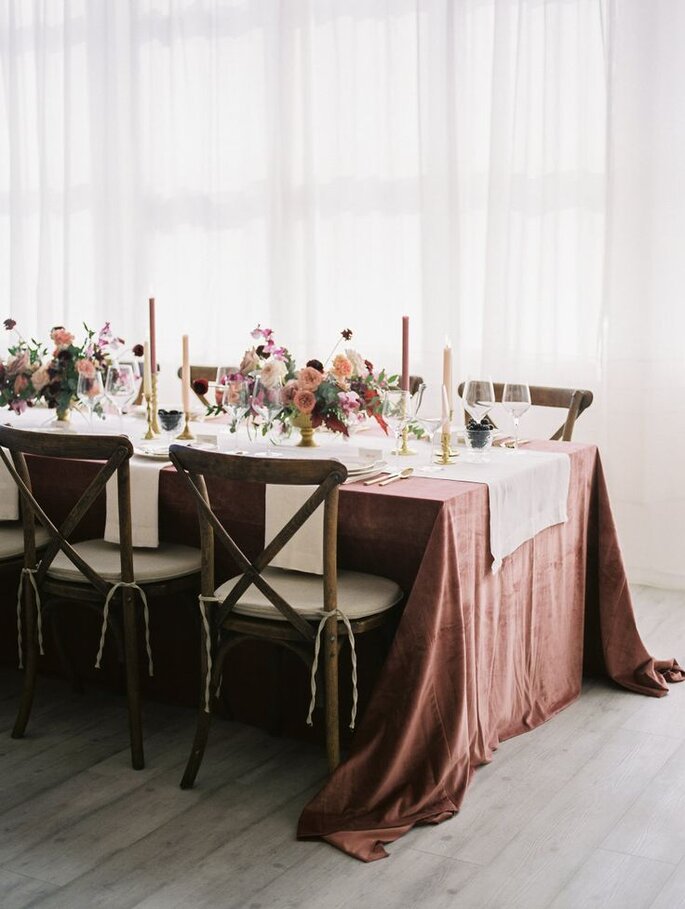 Hochzeitsdekoration Tisch mit Samttischdecke