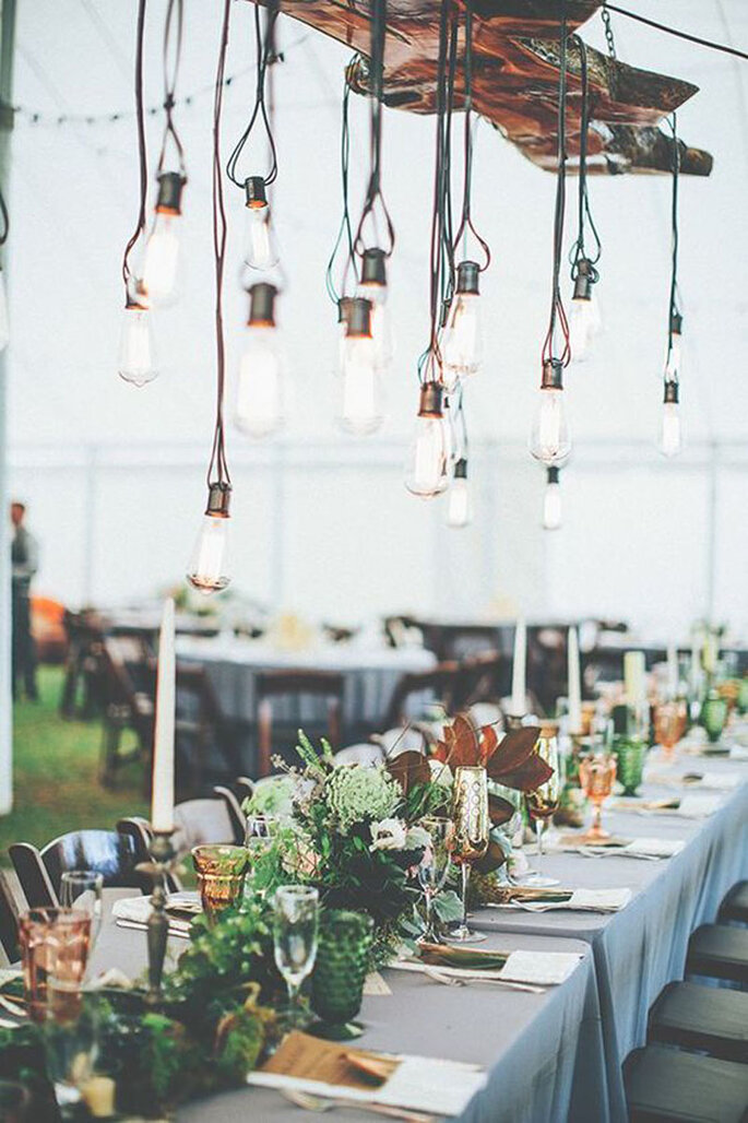 Hochzeitsdekoration Tisch moderne Deko mit hängenden Glühbirnen