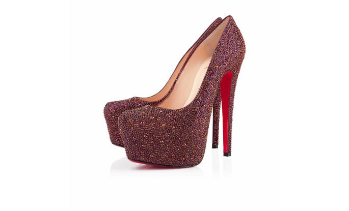 Zapatillas de novia con tacón alto, plataformas y cristales en color rojo - Foto Christian Louboutin