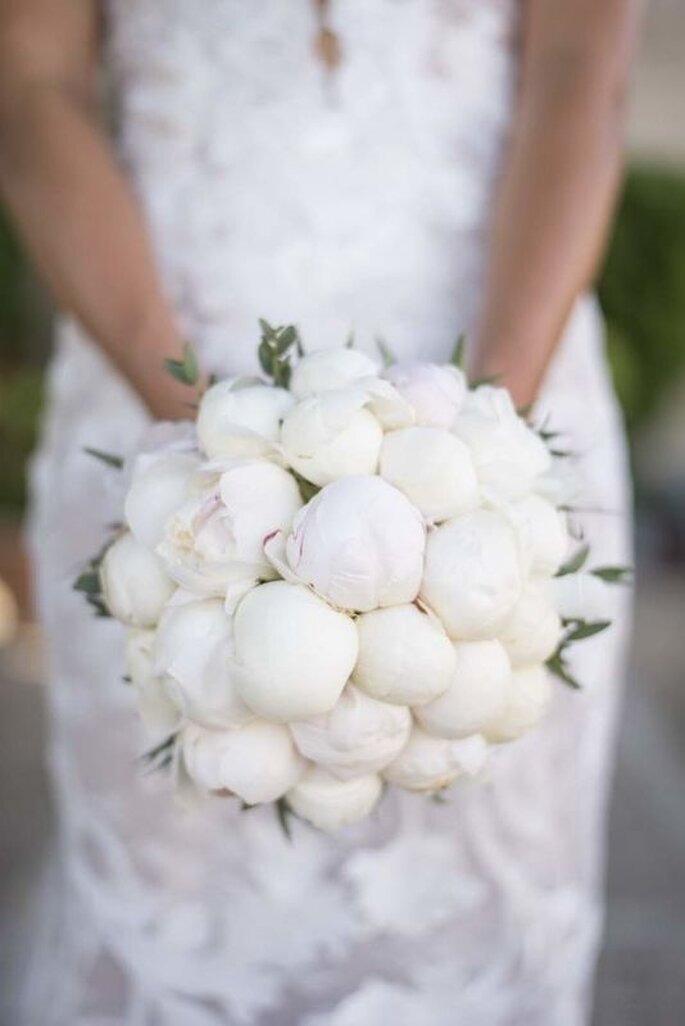 bouquet de la mariée roses blanches fermées