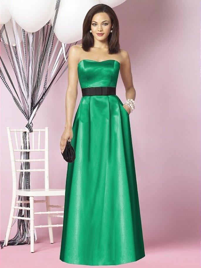 Vestido de fiesta en color verde esmeralda con fajín negro para dama - Foto Dessy
