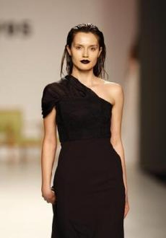 Duyos 2010 - Vestido largo en negro, talle alto, escote asimétrico