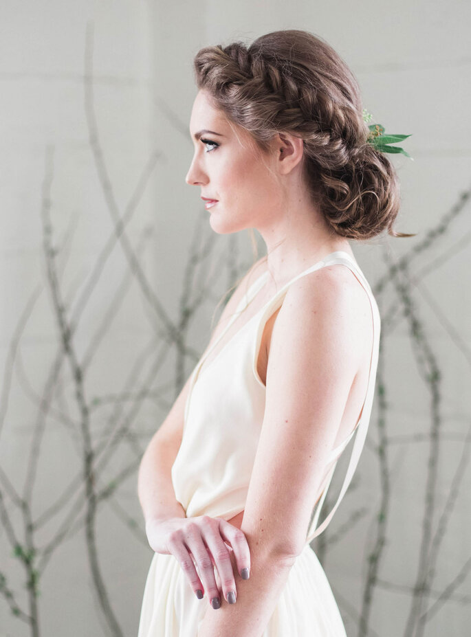 Coiffure de mariage avec des tresses sur un chignon bas