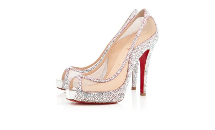 Zapatillas de novia con detalles de transparencias y cristales - Foto Christian Louboutin