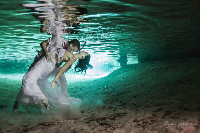 Novios submarinos en una sesión de "Trash the dress". Foto: Ivan Luckie Photography