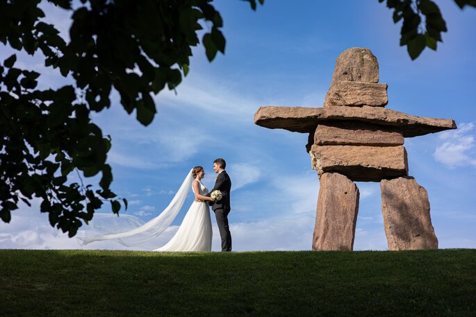 sposi vicino ad un monumento