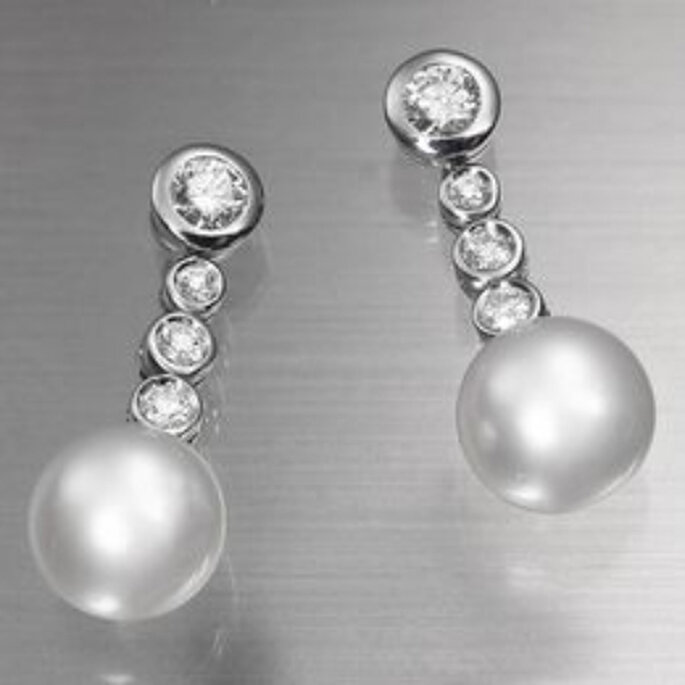 Pendiente semilargo desmontable: la hilera con tres brillantes y perla es extraíble, permitiendo dos exquisitas variantes en pendientes