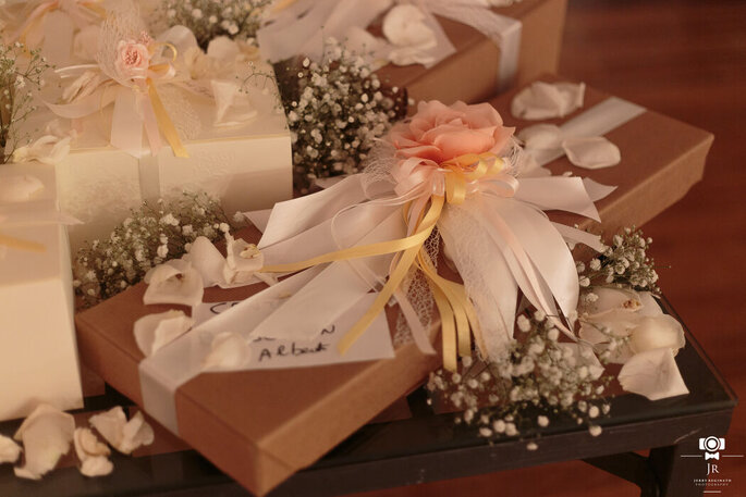 scatole e confezioni con dettagli floreali