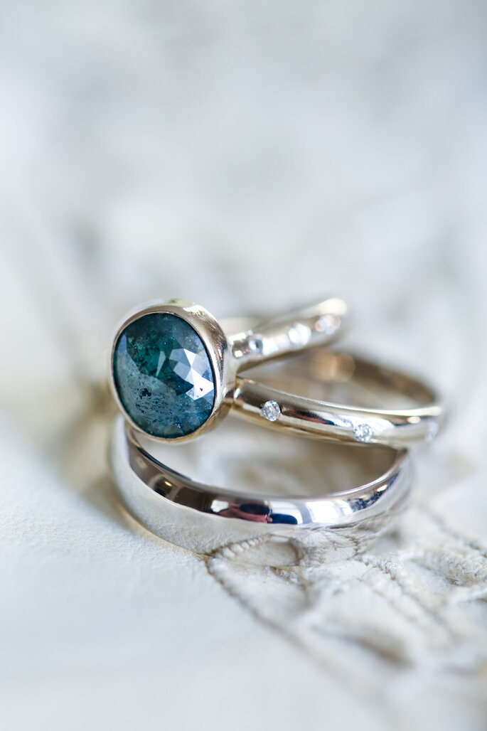 Cómo combinar el anillo de boda con otras joyas?