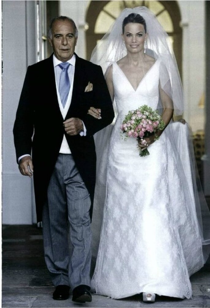 Carla Goyanes junto a su padre con vestido de novia de Rosa Clará - Revista Hola