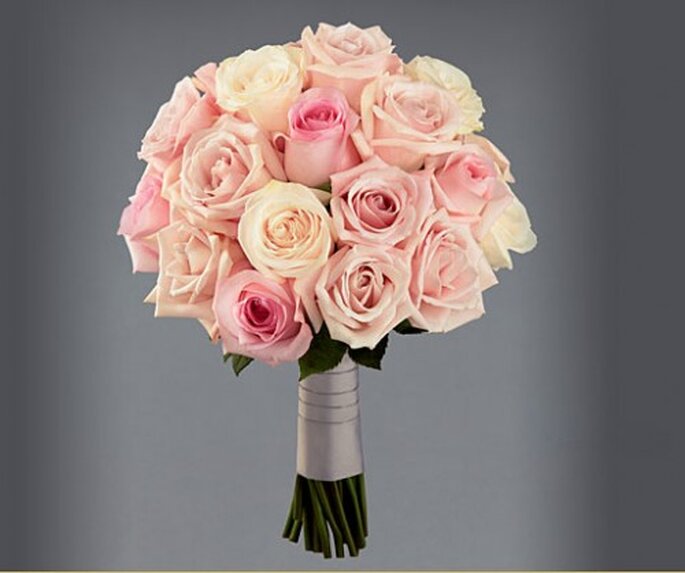 Ramo de novia con románticas rosas creado pro Vera Wang - Foto FTD Flowers