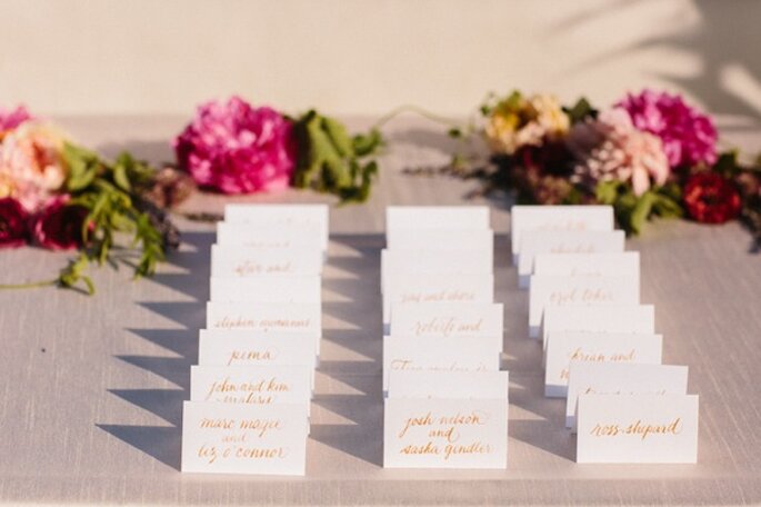 A wedding in a magical garden with colorful touches - Photo:  Harmony Loves