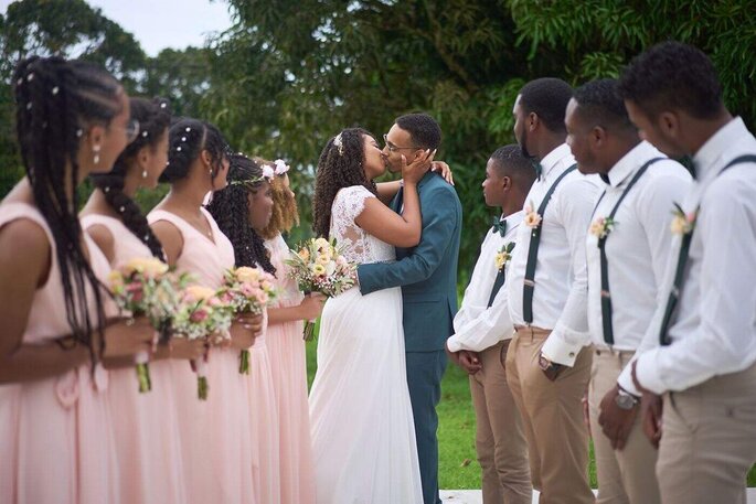 les mariés s'embrassent devant leurs témoins lors de la cérémonie