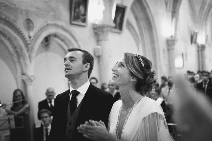 Couple de mariés pendant la cérémonie religieuse à l'église