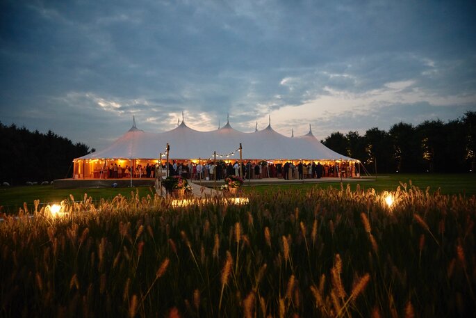 Tentes illuminées pour mariage en extérieur