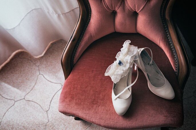 Luca Cuomo Photographer - scarpe e giarrettiera della sposa