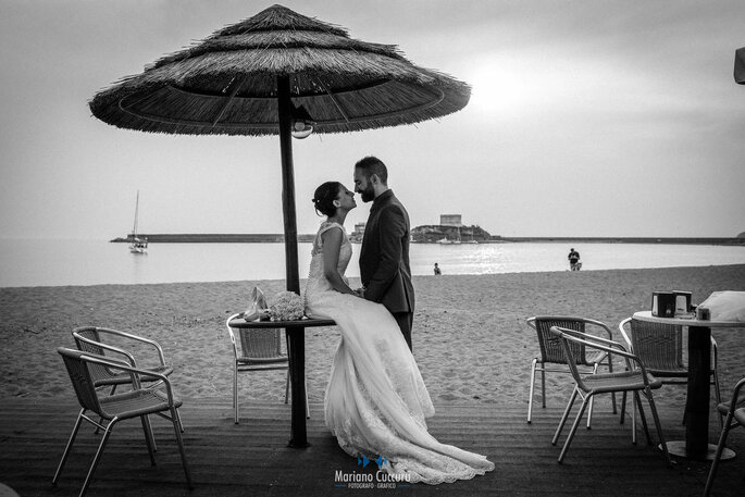 Mariano Cuccuru - sposi scatto bianco e nero in spiaggia