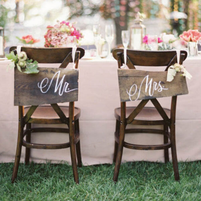 Decoraciones súper originales para las sillas en tu boda - Foto Jose Villa
