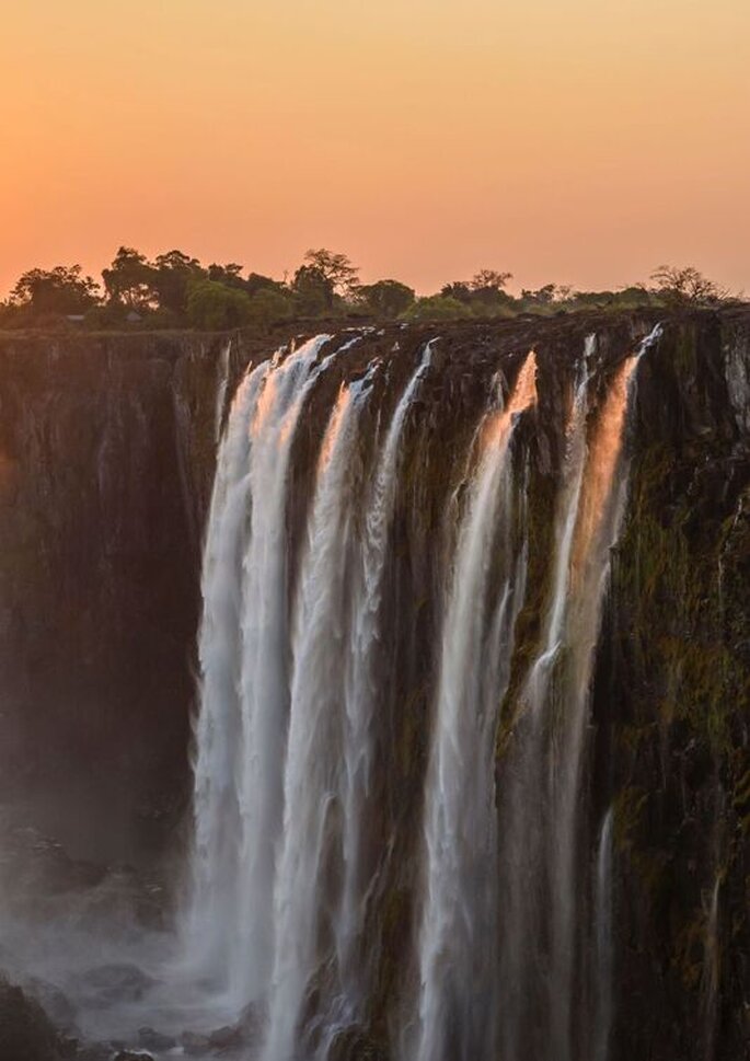 Découverte d'une cascade au Botswana en lune de miel