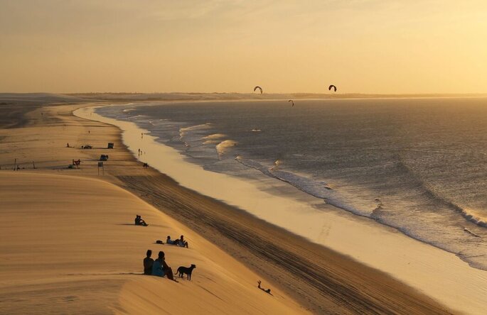 Coucher de soleil sur la grande dune de Jericoacoara au Brésil