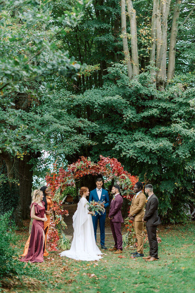 Cérémonie de mariage laïque en extérieur avec arche en feuilles
