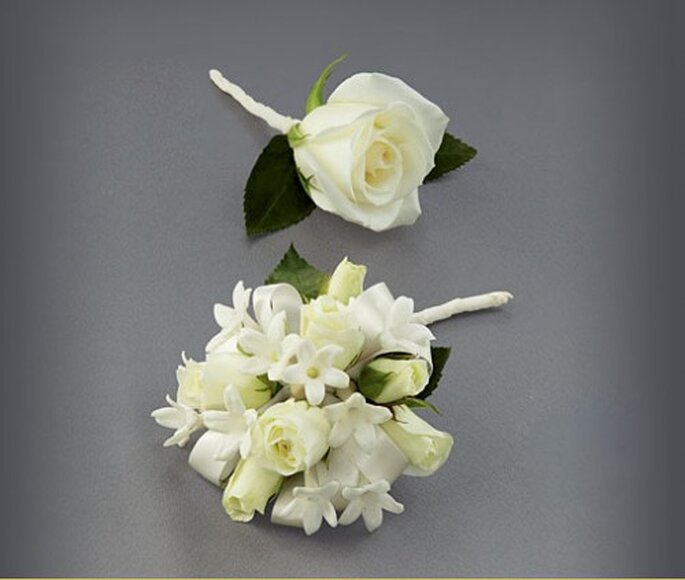 Clásico boutonniere con flores blancas por Vera Wang - Foto FTD Flowers