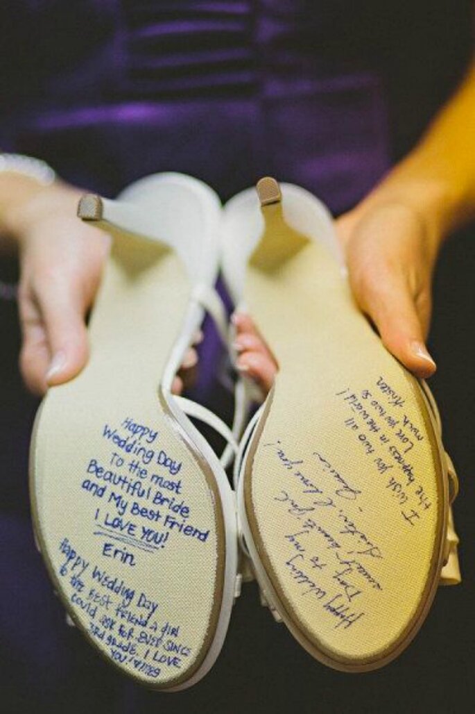 sapatos de noiva com dedicatórias do noivo