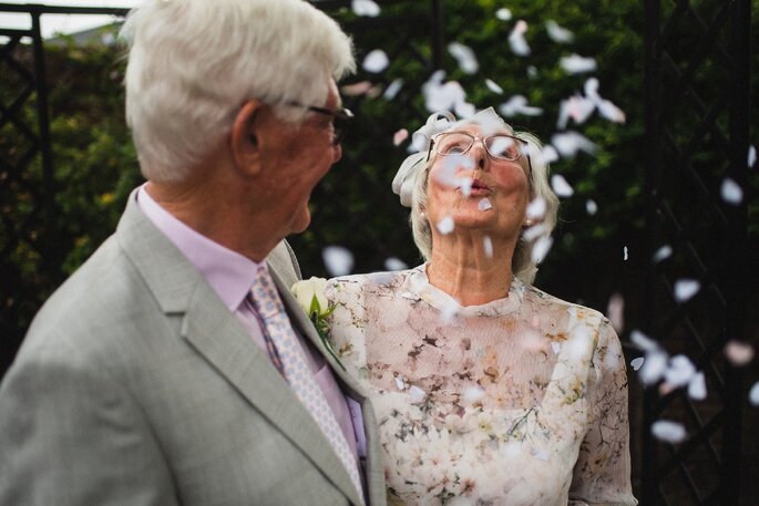 Starsze małżeństwo świętujące 40 rocznicę ślubu
