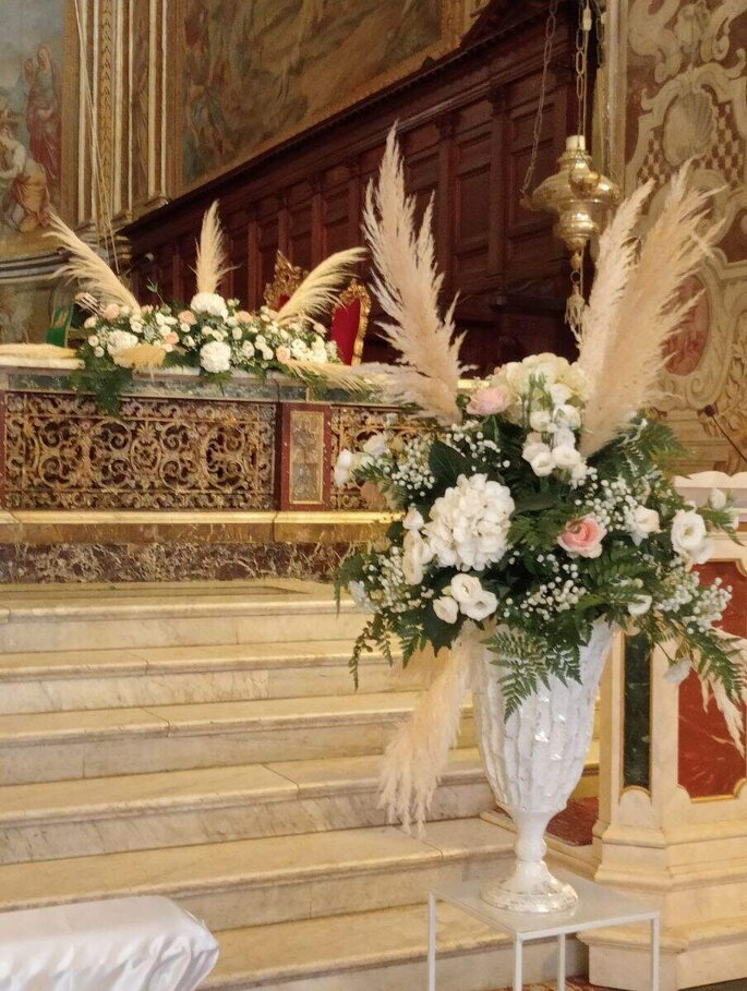 Angoletto Flower Design allestimento su balaustra e in vaso all'interno chiesa