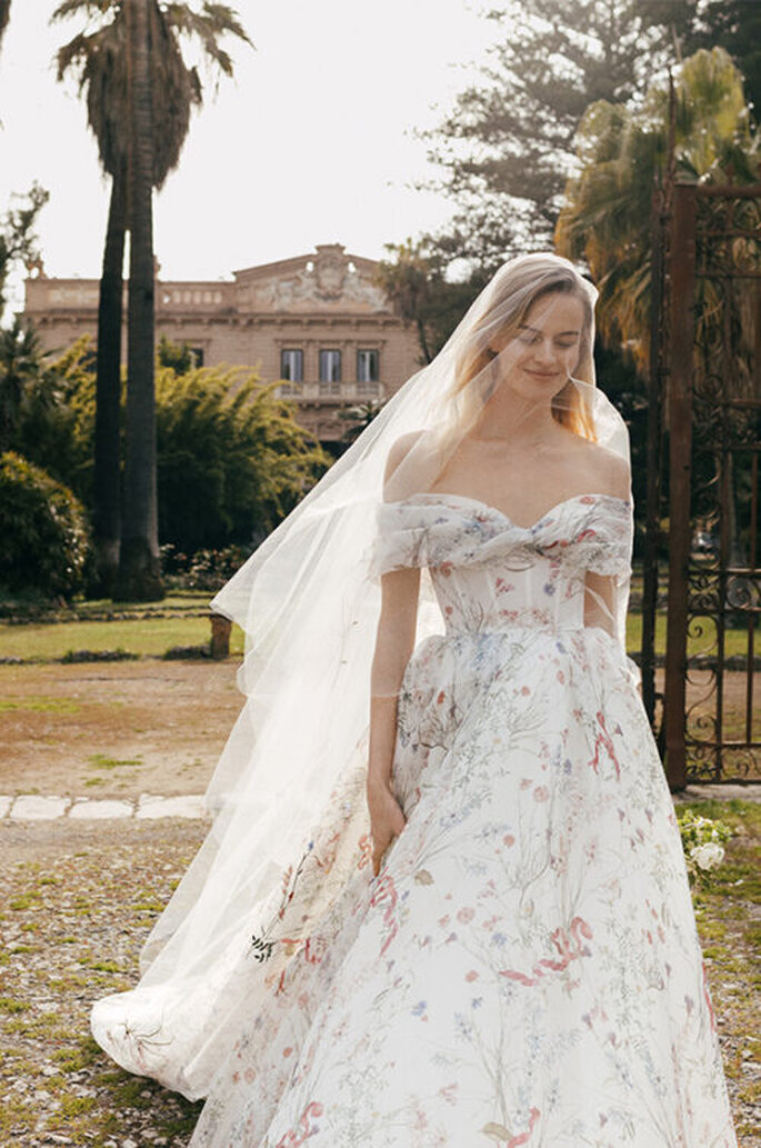 vestido de novia romantico corte princesa escote fruncido y corset ajustado falda con estampado floral de colores