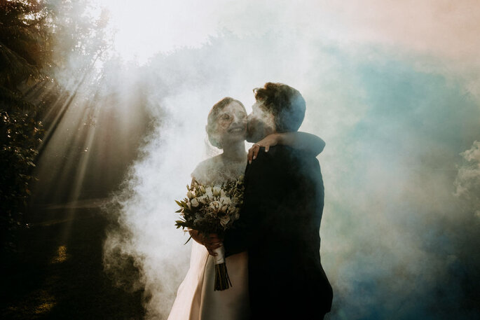 foto linda noivos com cores e luz do sol abraçados casamento