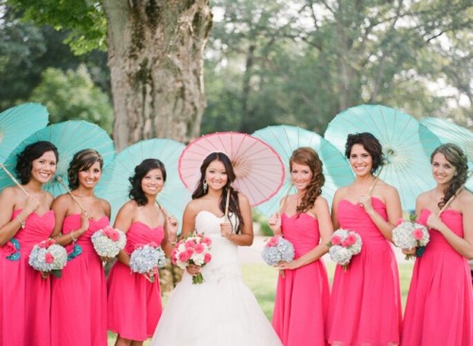 La novia y sus damas de boda con vestidos rosas. Foto Jen Lynne