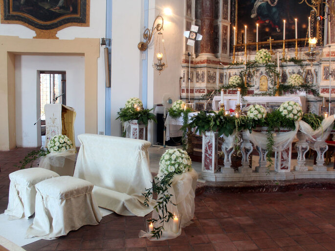 Altare chiesa decorato con fiori