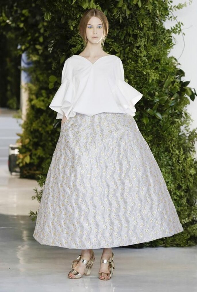 Vestido con falda amplia y top en tono blanco con mangas voluminosas - Foto Delpozo