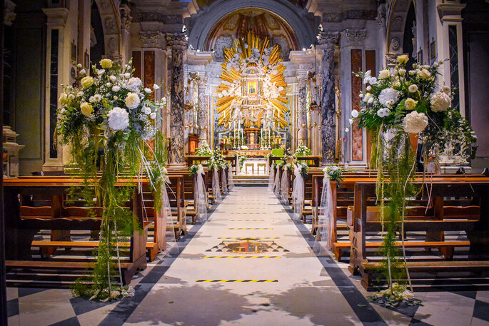La navata di una chiesa decorata con fiori da Carolina Verde - Montenero in Fiore