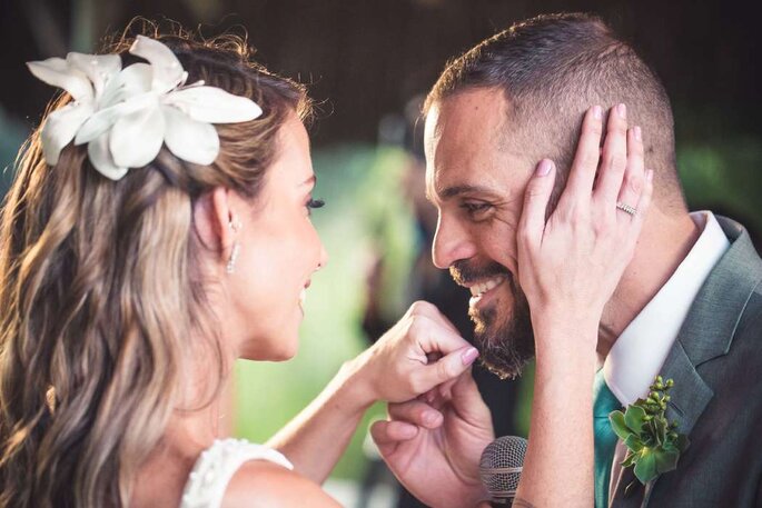 Como escrever um discurso de casamento perfeito em 5 passos, casal fazendo votos de casamento 