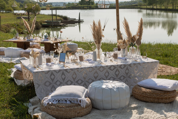 Tables basses bohèmes pour réception de mariage au bord de l'eau - Cocotte et Coquette