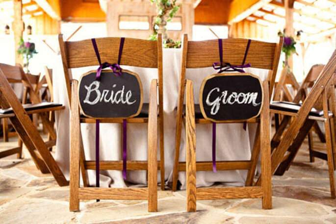 Decoraciones para las sillas del banquete de bodas - Foto Bend the Light Photography
