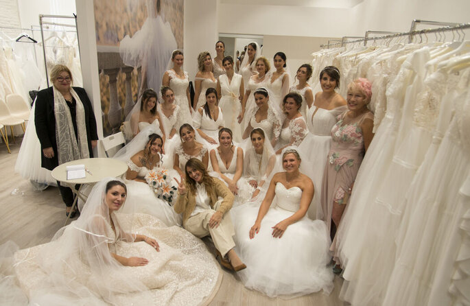 Gruppo di modelle con vari abiti da sposa