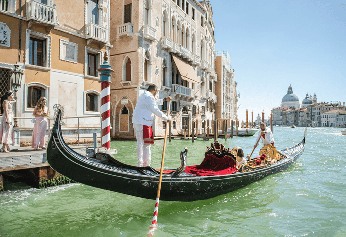 Gondole traditionnelle à Venise pour photos de mariage