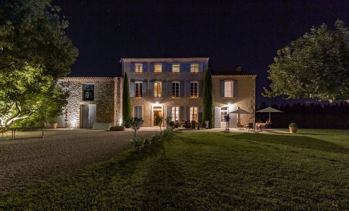 la Bastide des Barattes illuminée la nuit 