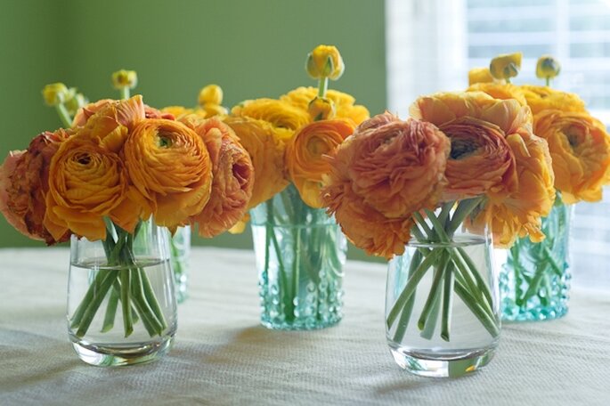 Centros de mesa con flores en colores cítricos - Foto Suzay Clement