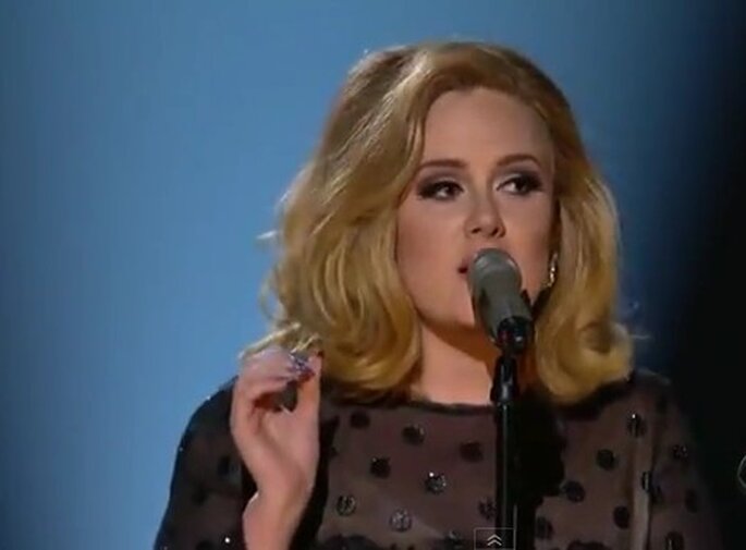  La cantante Adele considerata dallo stilista Lagerfeld "un pò troppo grassa". Foto: Youtube
