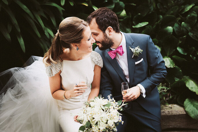 casal de noivos estilosos, noiva com ombreira em strass e noivo de gravata borboleta pink 