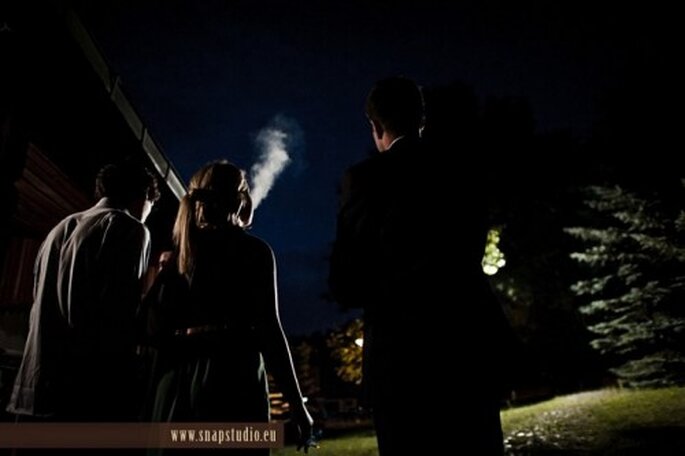 fumar en una boda. Fotografía SnapStudio