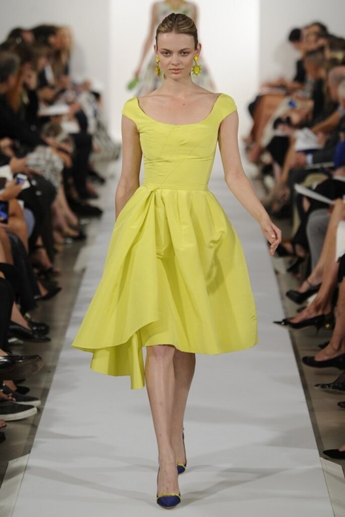 Vestido de fiesta 2014 en color amarillo intenso con escote en U y falda amplia con acabado asimétrico - Foto Oscar de la Renta